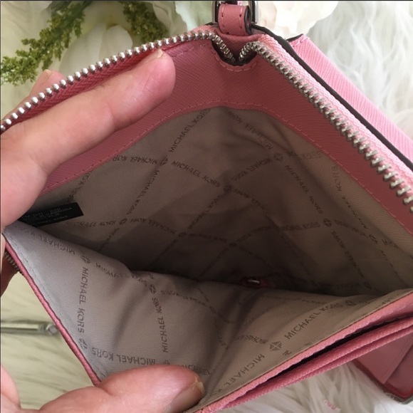 Final sale ✨Michael Kors jet set phone holder wallet wristlet - Picture 13 of 16